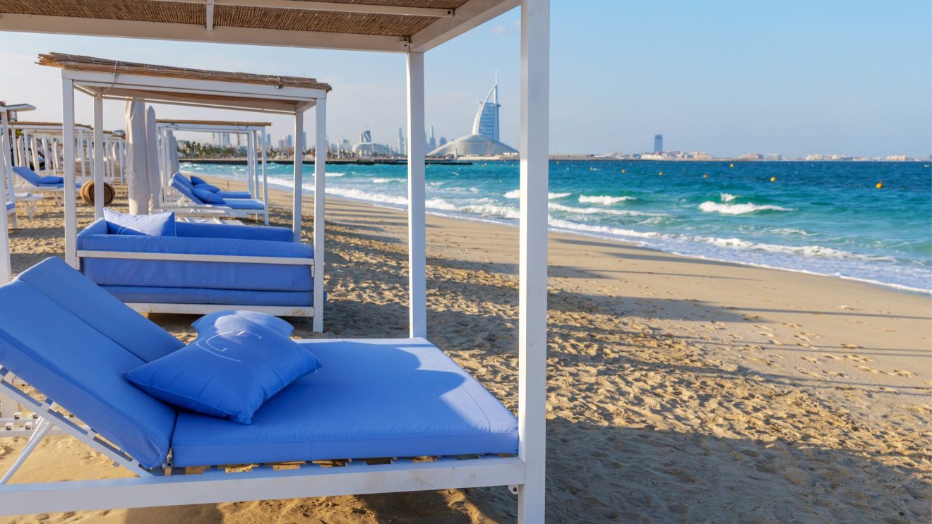 Zdjęcie przedstawia plaże i leżaki w Dubaju