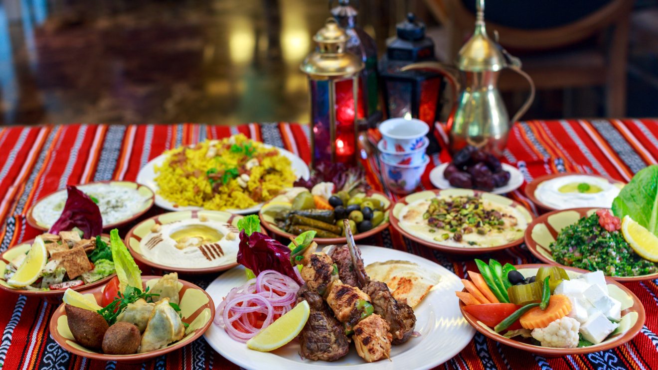 Zdjęcie przedstawia tradycyjną arabską kolację w restauracji w Dubaju