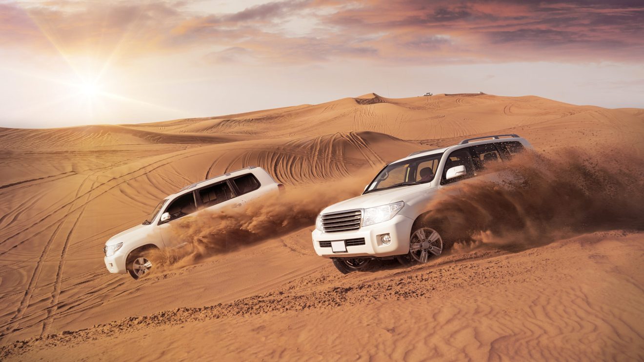 Zdjęcie przedstawia jeep safari w Dubaju