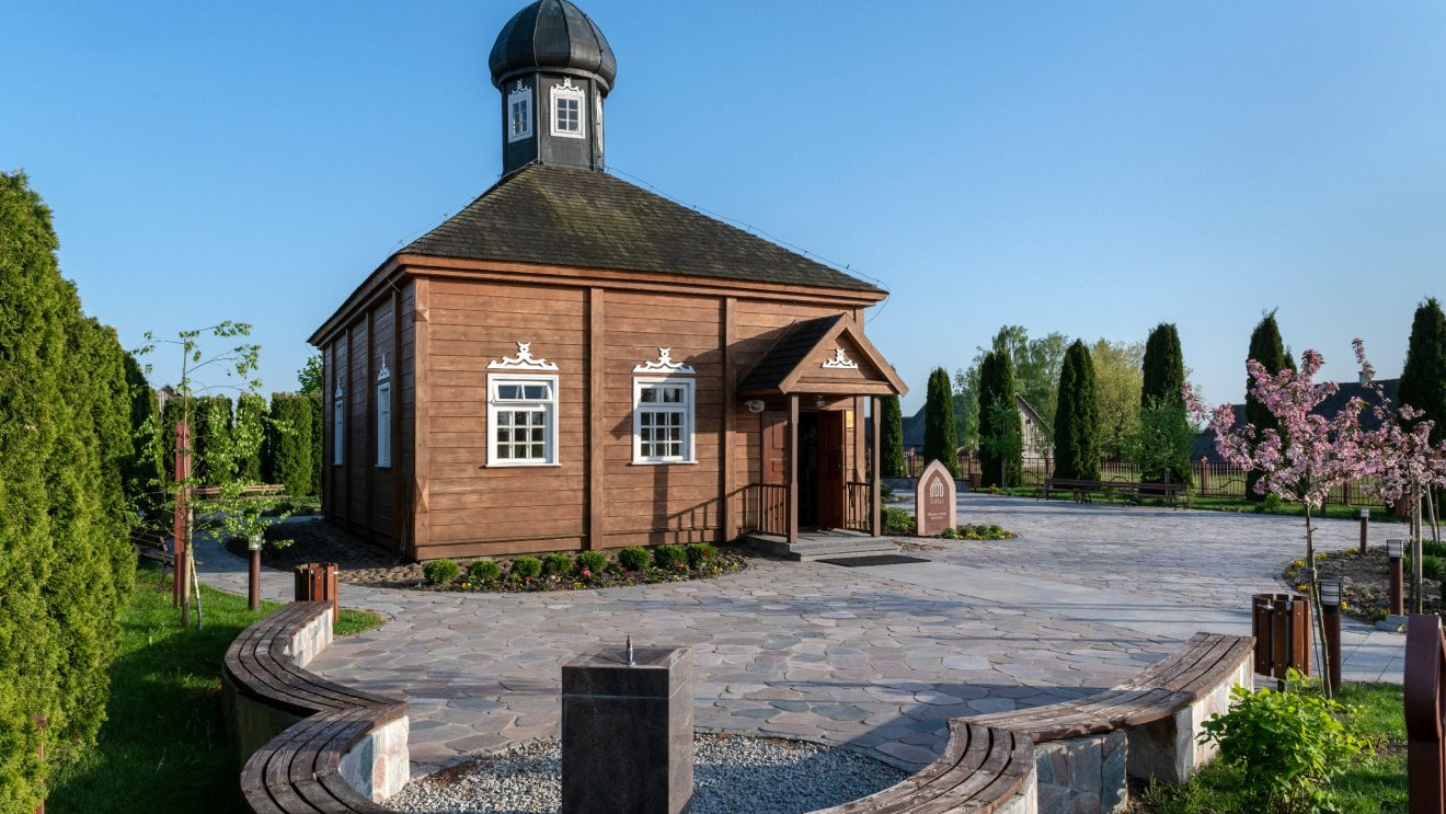 Drewniany tatarski meczet, otoczony żywopłotem