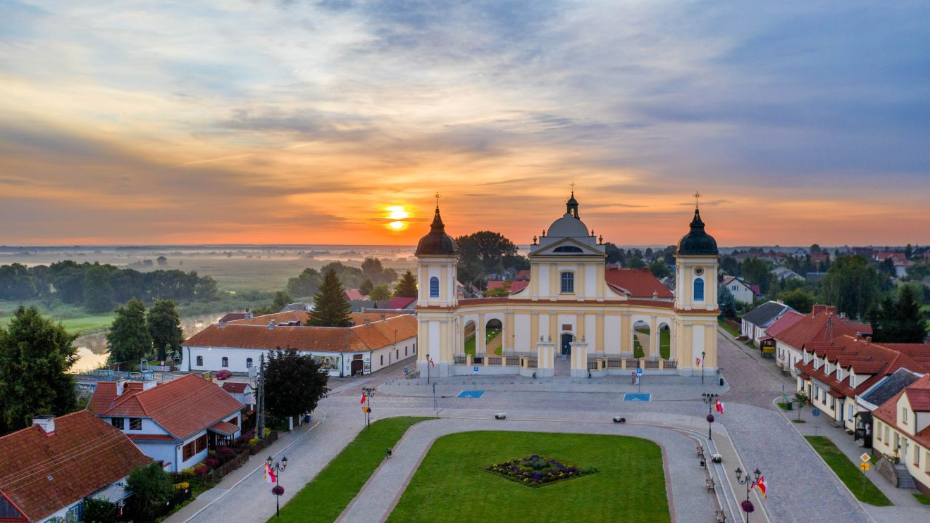 Panorama miasta Tykocin z lotu ptaka o zachodzie słońca