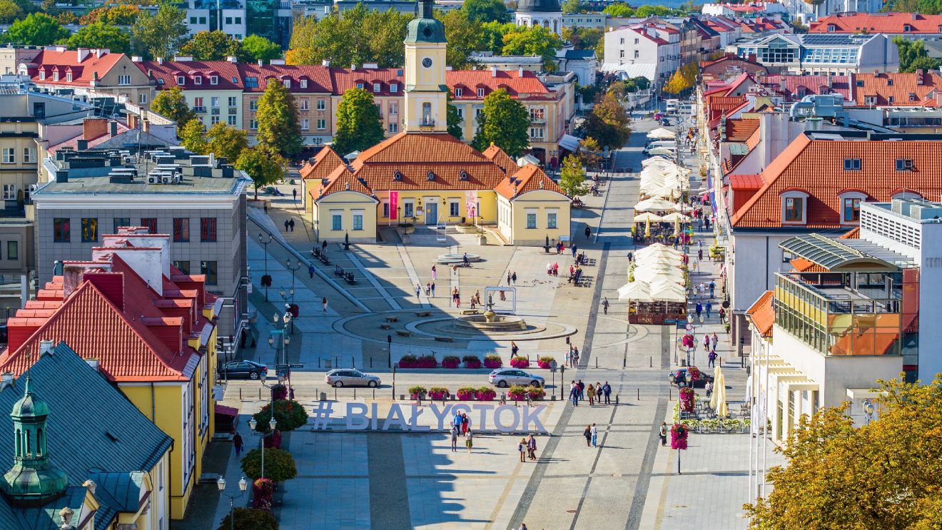 Plac w Białymstoku otoczony historycznymi zabudowaniami