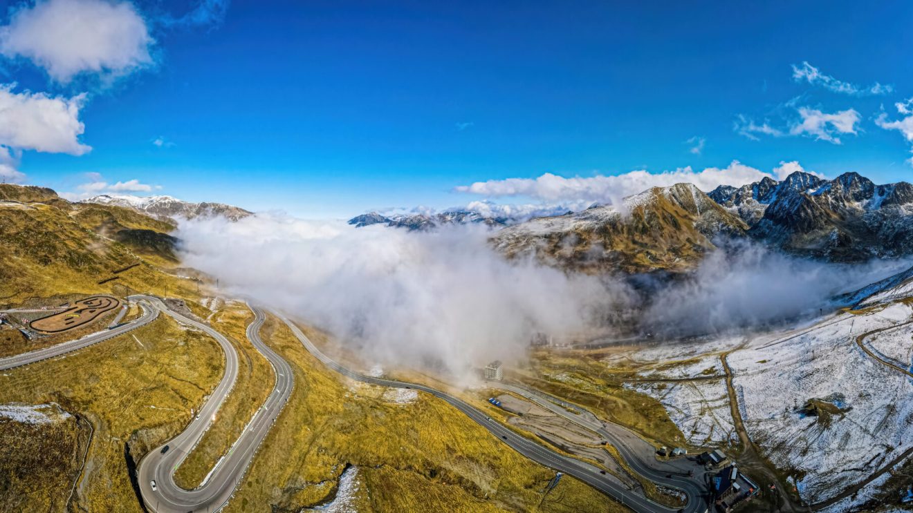 Zdjęcie przedstawia panoramę górską w Andorze