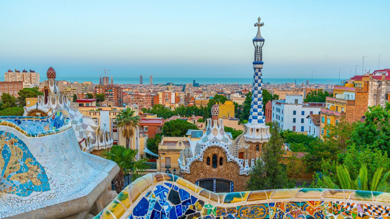 Zdjęcie przedstawia Parc Guell w Barcelonie