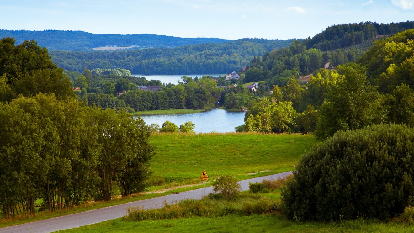Panorama kaszub z lotu ptaka z lasami