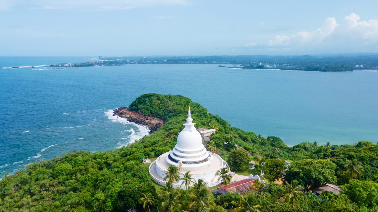 Pagoda na półwyspie porośniętym bujną roślinnością otoczona oceanem