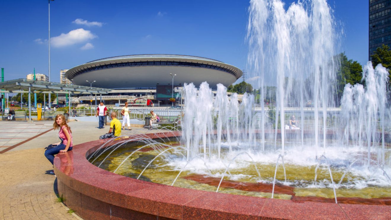 Katowice. Fontanna na Rondzie gen. J.Ziętka. W tle Katowicki Spodek - hala widowiskowo-sportowa. woj.śląskie.