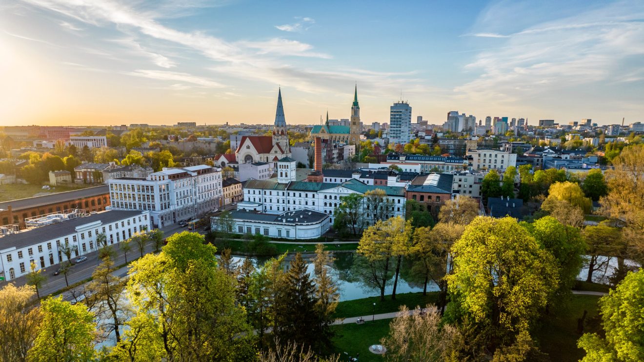 Panorama miasta Łódź z lotu ptaka, na horyzoncie budynki
