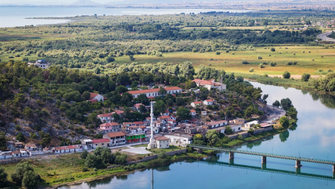 Zdjęcie przedstawia widok na rzekę Buna w Albanii