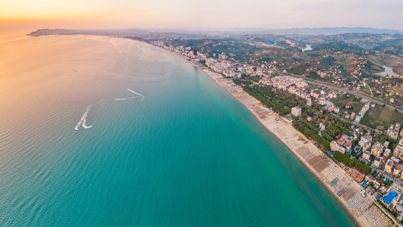Zdjęcie przedstawia plażę w Durres