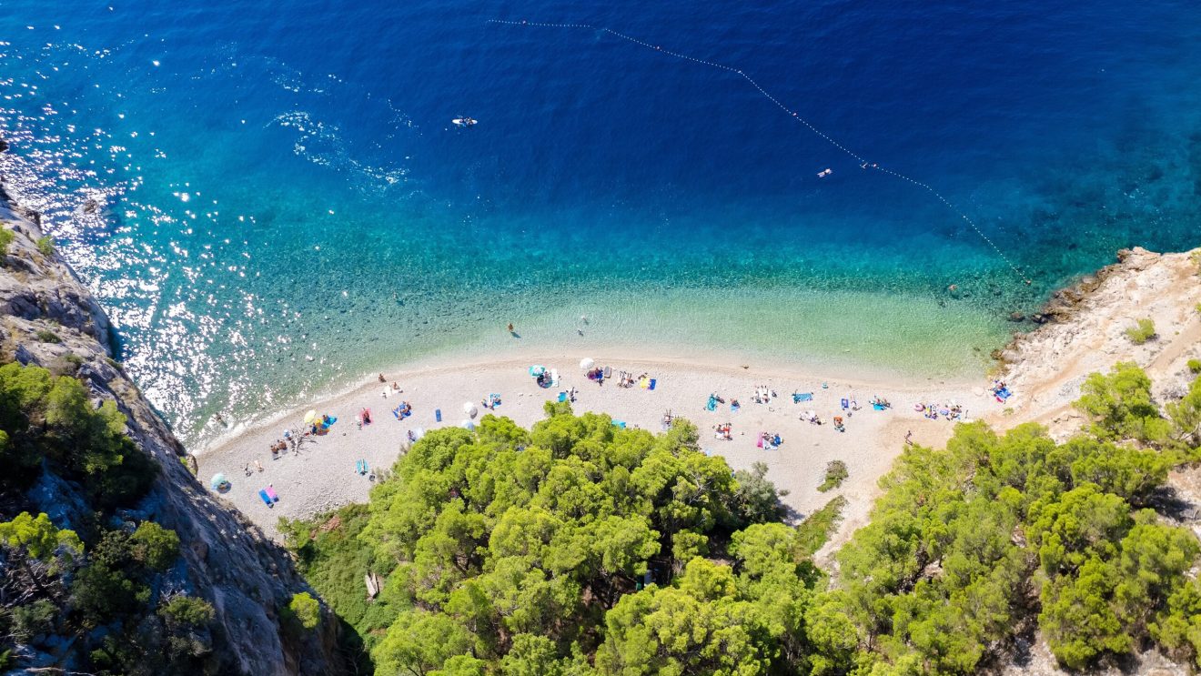 Zdjęcie przedstawia plażę w Makarskiej