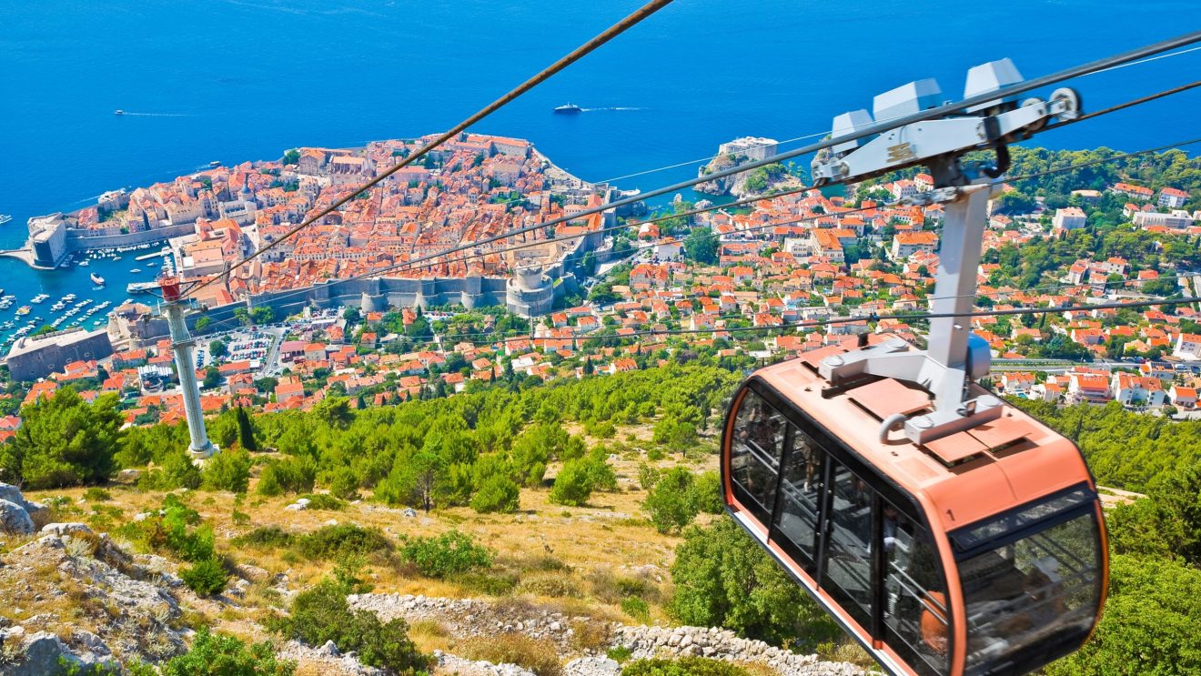 Zdjęcie przedstawia panoramę Dubrwnika z perspektywy kolejki linowej