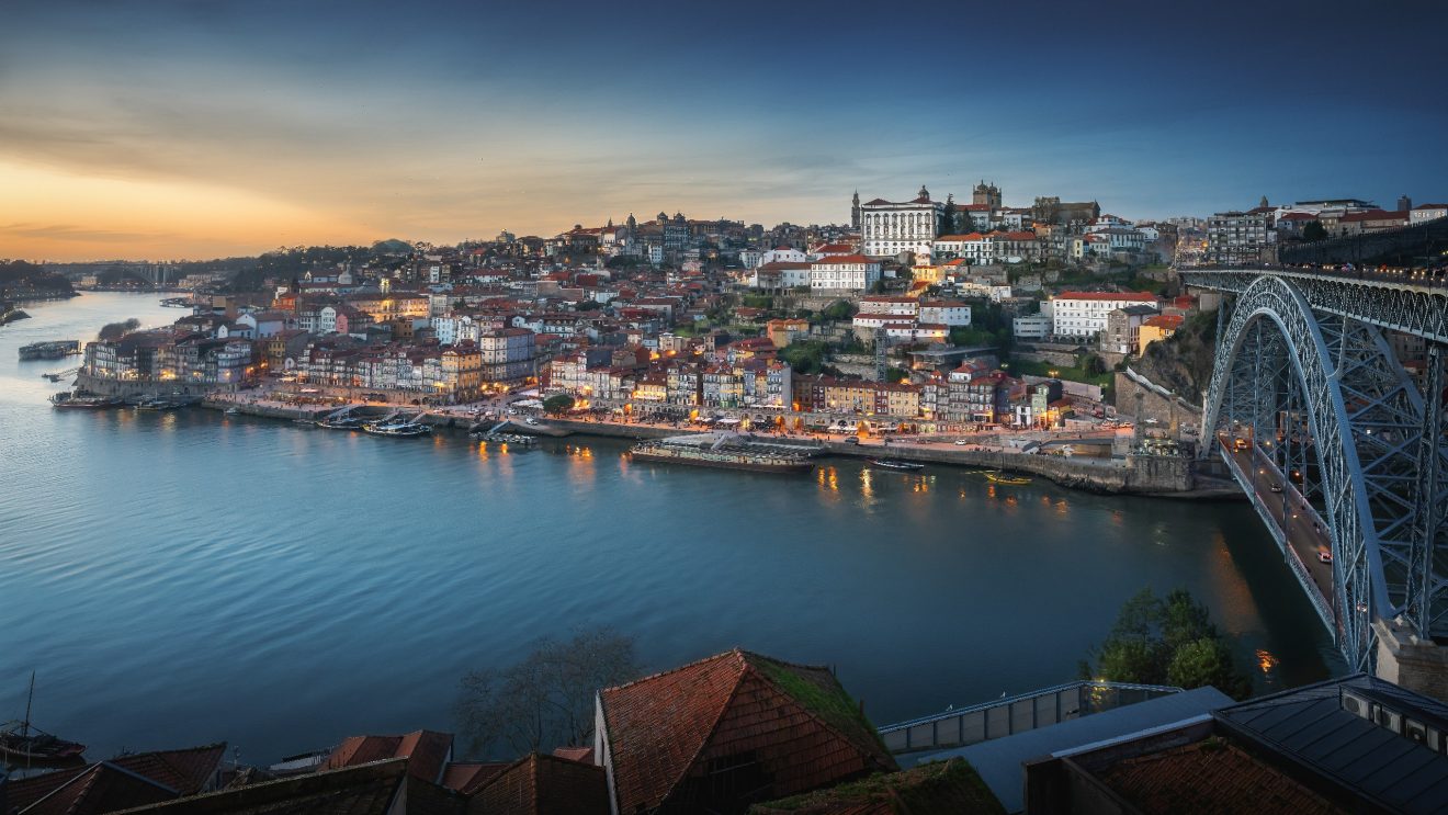 Panorama miasta Porto nad rzeką Duoro wieczorową porą