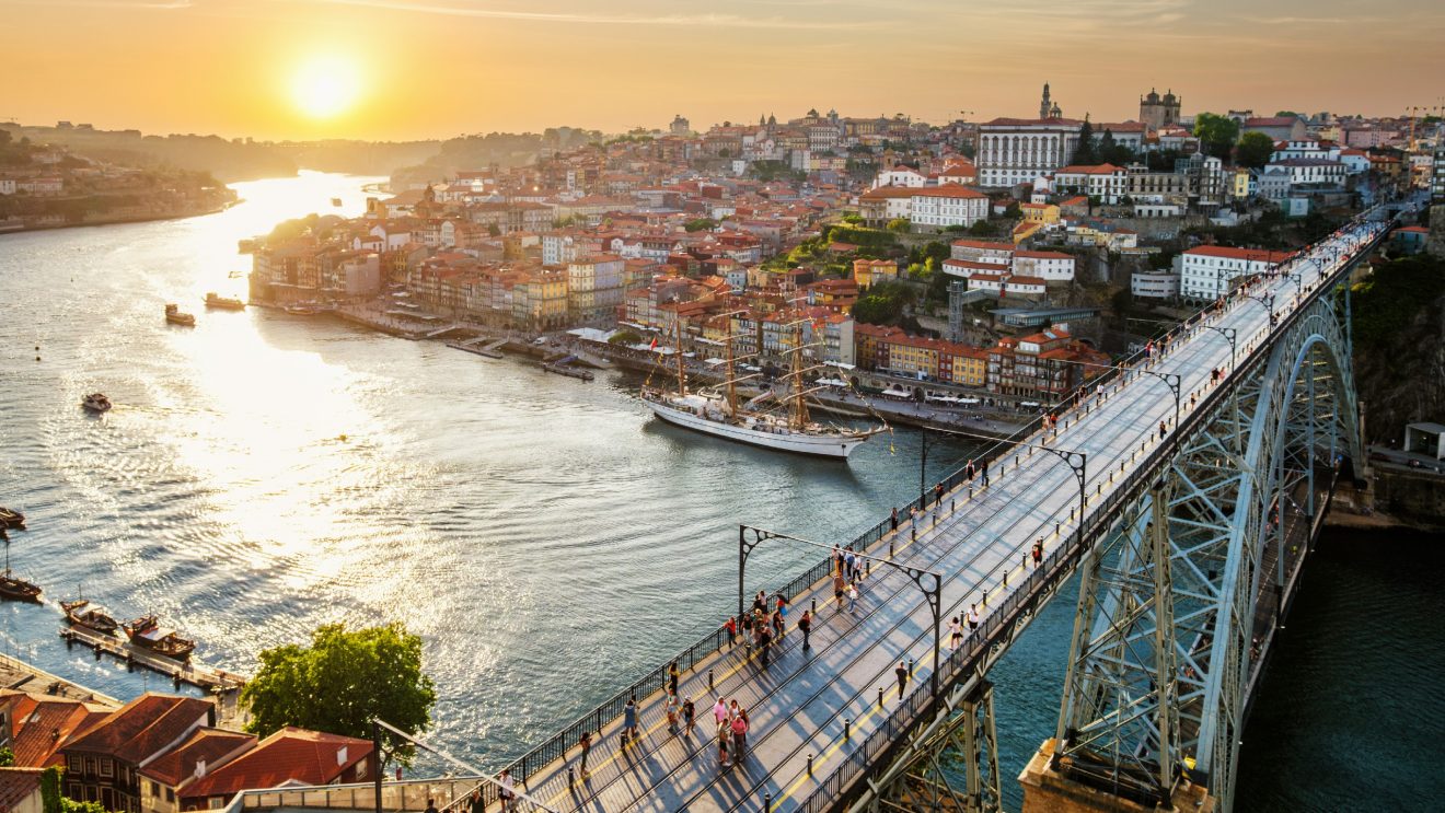 Panorama miasta Porto z rzeką i mostem widziana z lotu ptaka