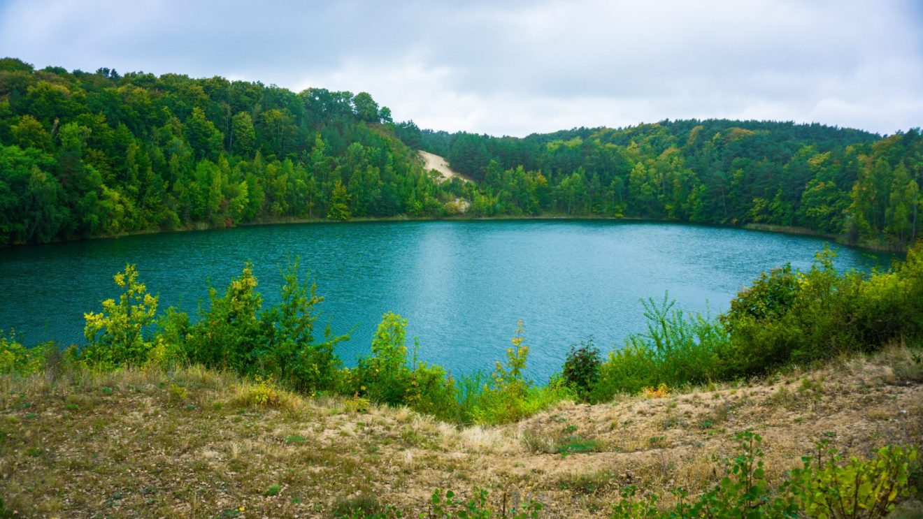 Zdjęcie przedstawia Jezioro Turkusowe na wyspie Wolin