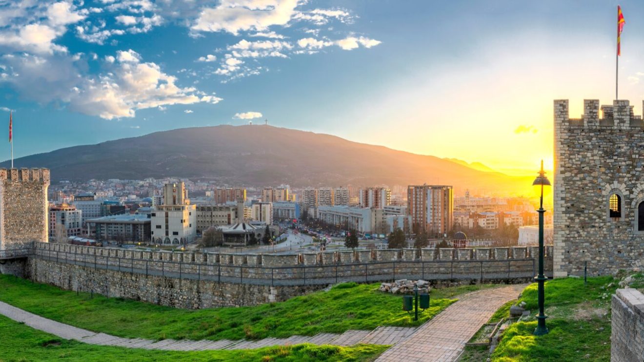 Zdjęcie przedstawia panoramę Skopje