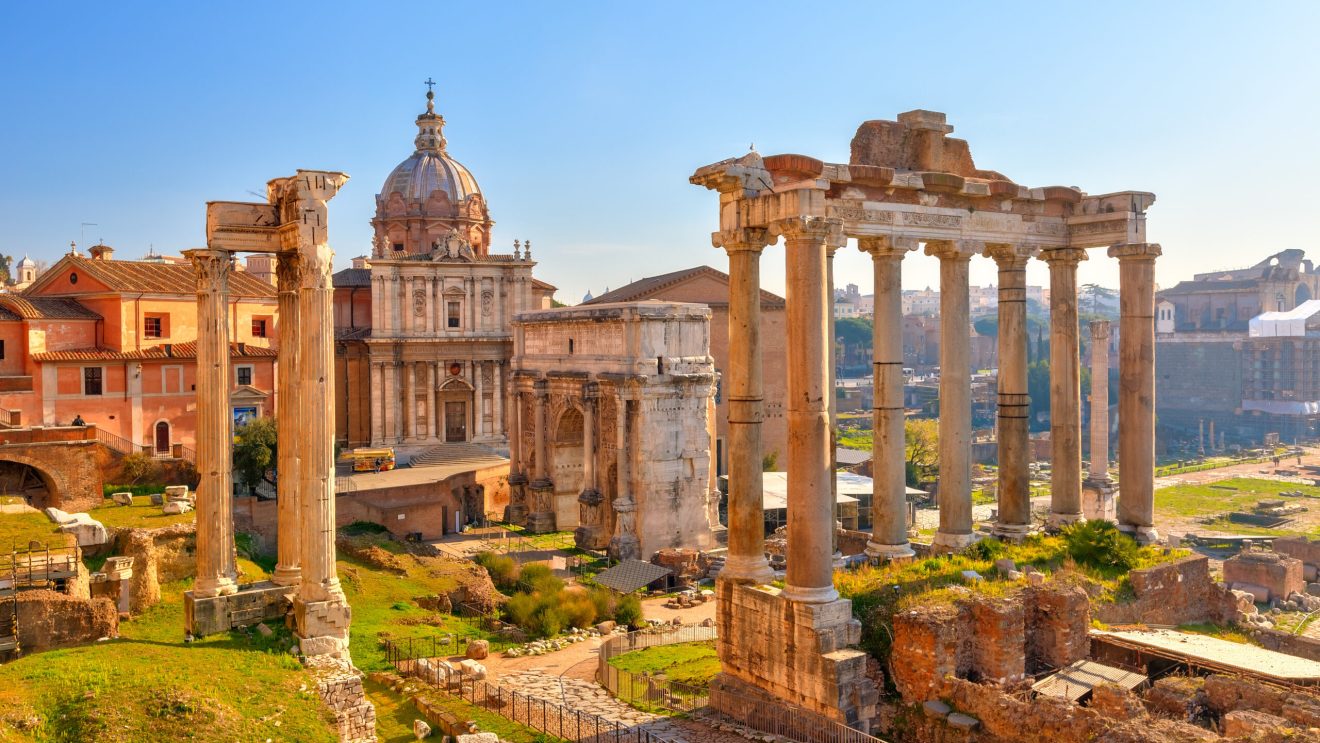 Na zdjęciu widać zabytkowe kolumny i Forum Romanum w Rzymie