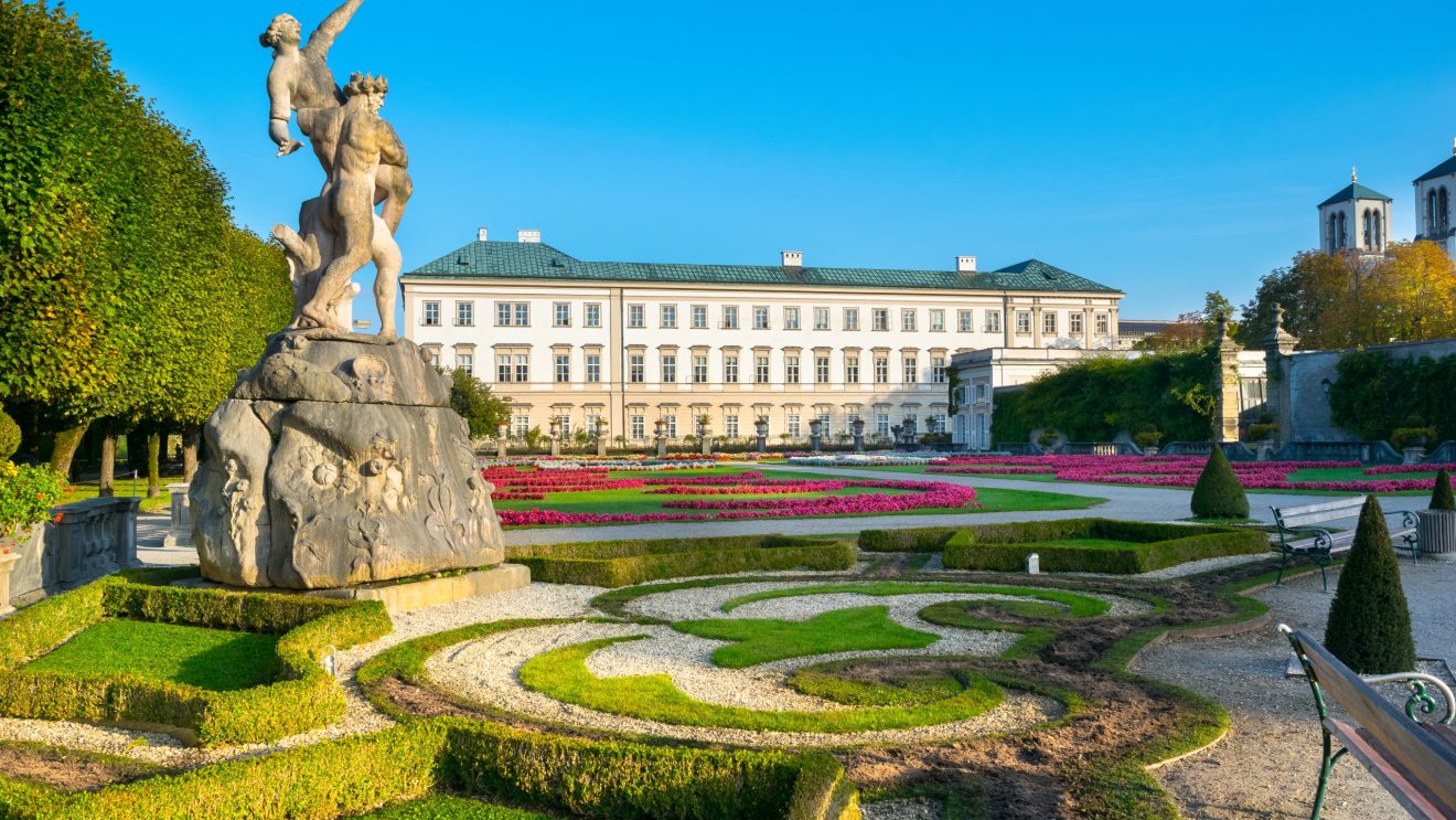 Zdjęcie przestawia Ogrody Mirabell w Salzburgu