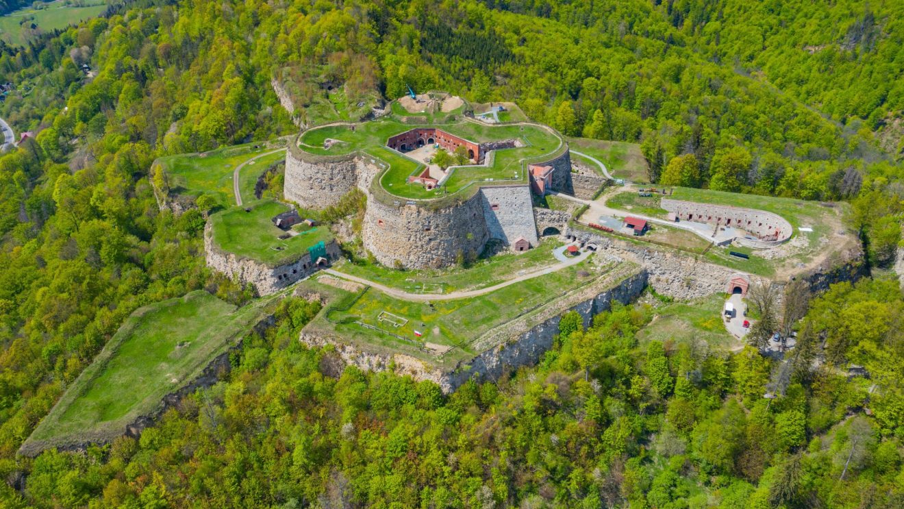 Zdjęcie przedstawia fortyfikacje w Srebrnej Górze