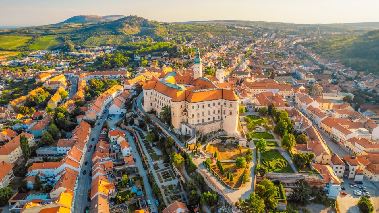 Przedstawia panoramę miasta z lotu ptaka z zamkiem
