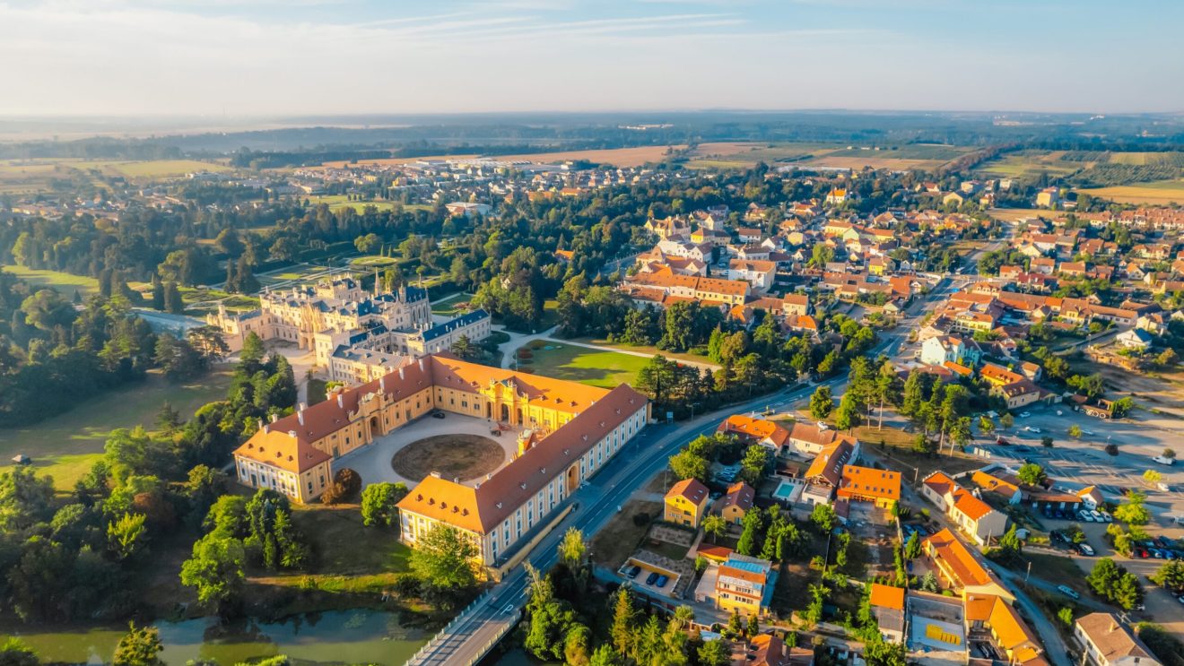Przedstawia panoramę miasta z lotu ptaka