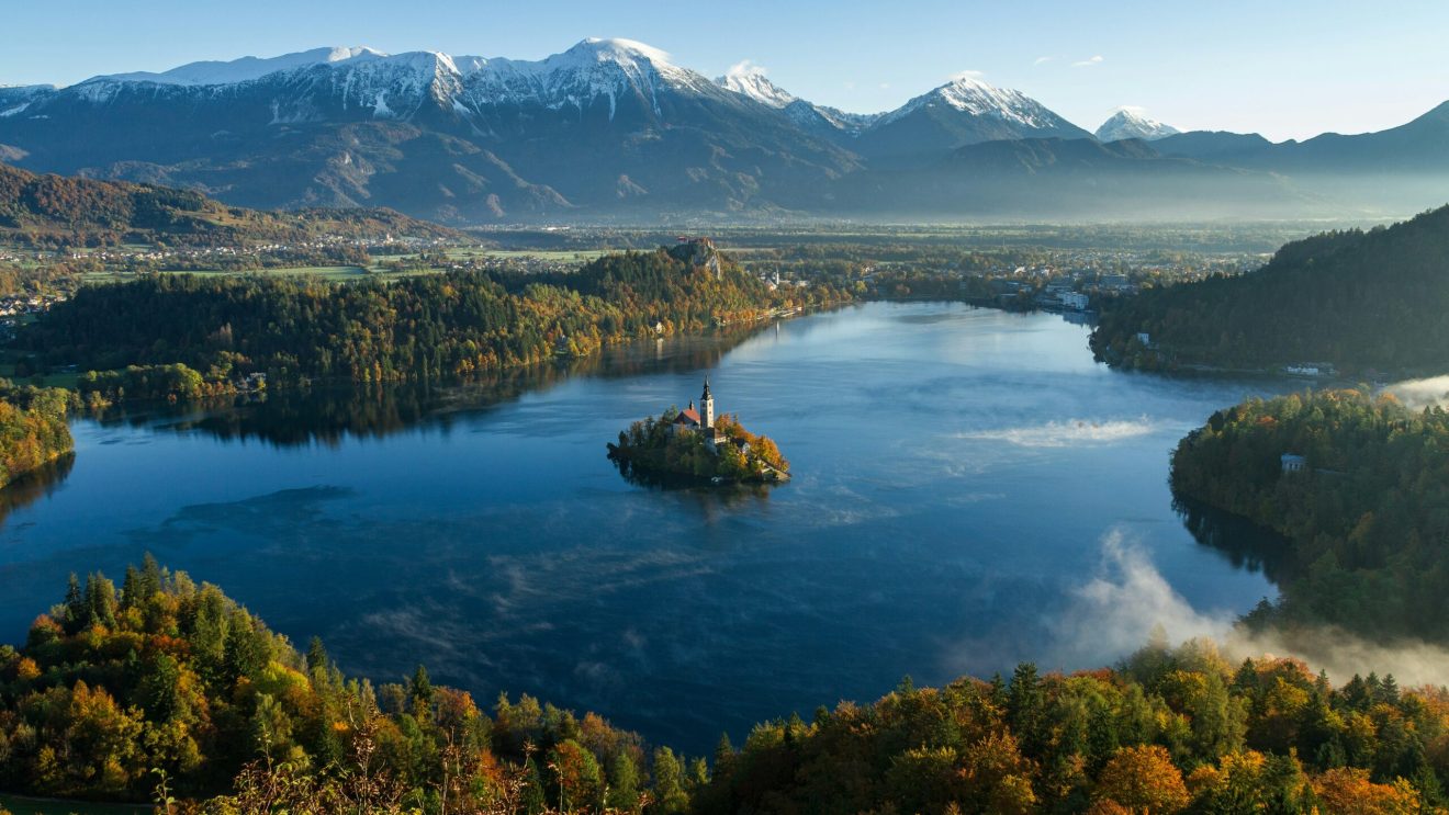 Zdjęcie przedstawia panoramę górską z jeziorem