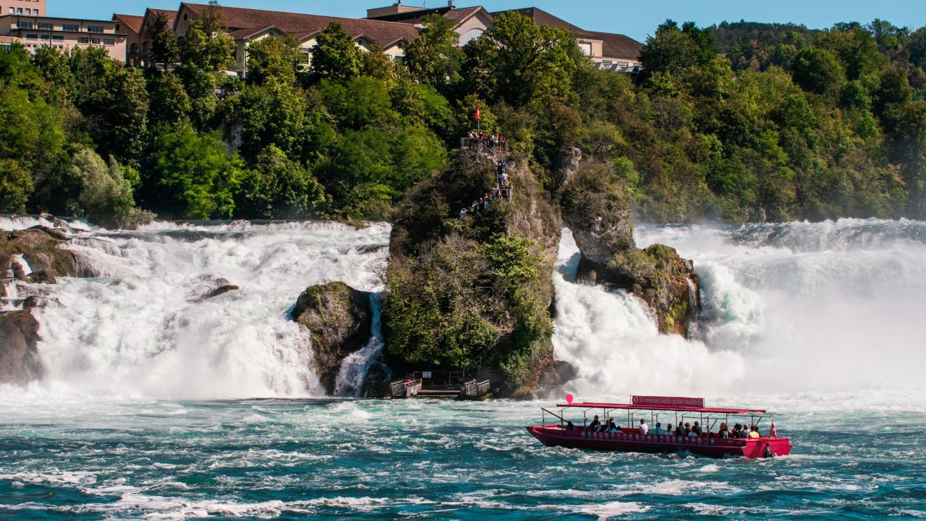Zdjęcie przedstawia panoramę Szwajcarii