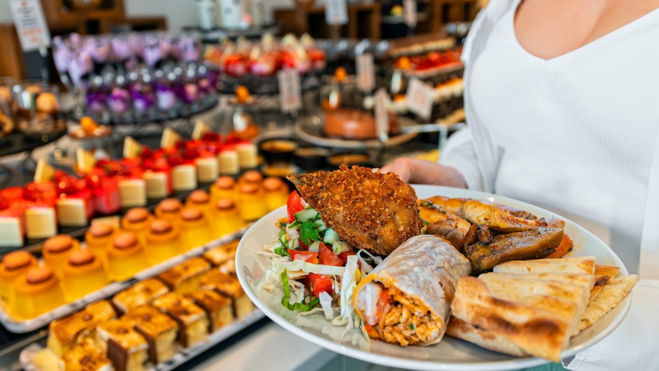 Zdjęcie przedstawia turecki przysmaki w restauracji hotelowej