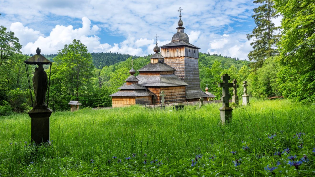 Zdjęcie przedstawia drewniany kościół w Sękowej