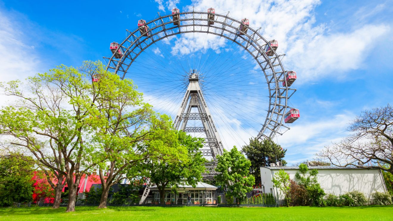 Zdjęcie przedstawia Prater - park rozrywki w Wiedniu ze słynnym kołem widokowym