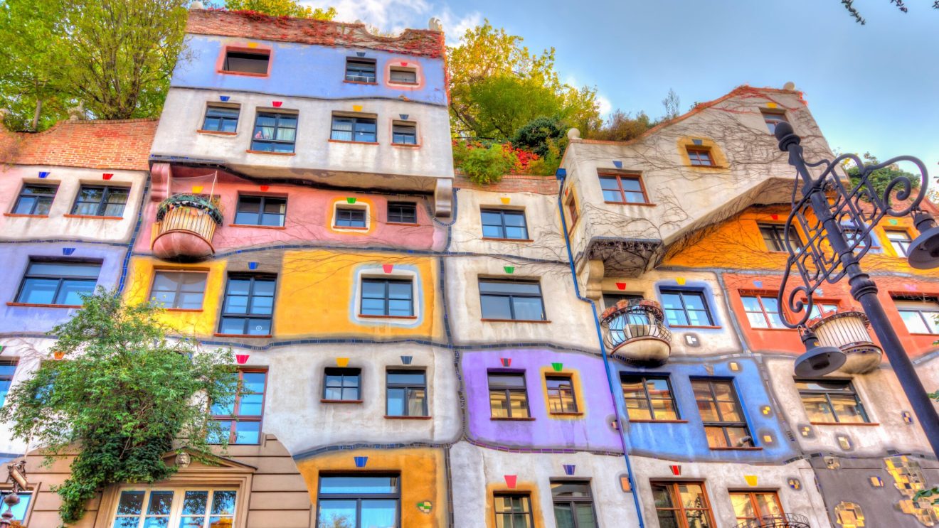 Zdjęcie przedstawia kolorowy budynek zwany Hundertwasser Haus