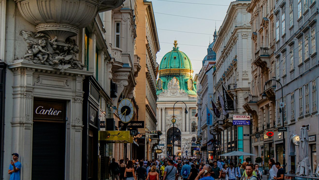 Zdjęcie przedstawia uliczki starego miasta w Wiedniu