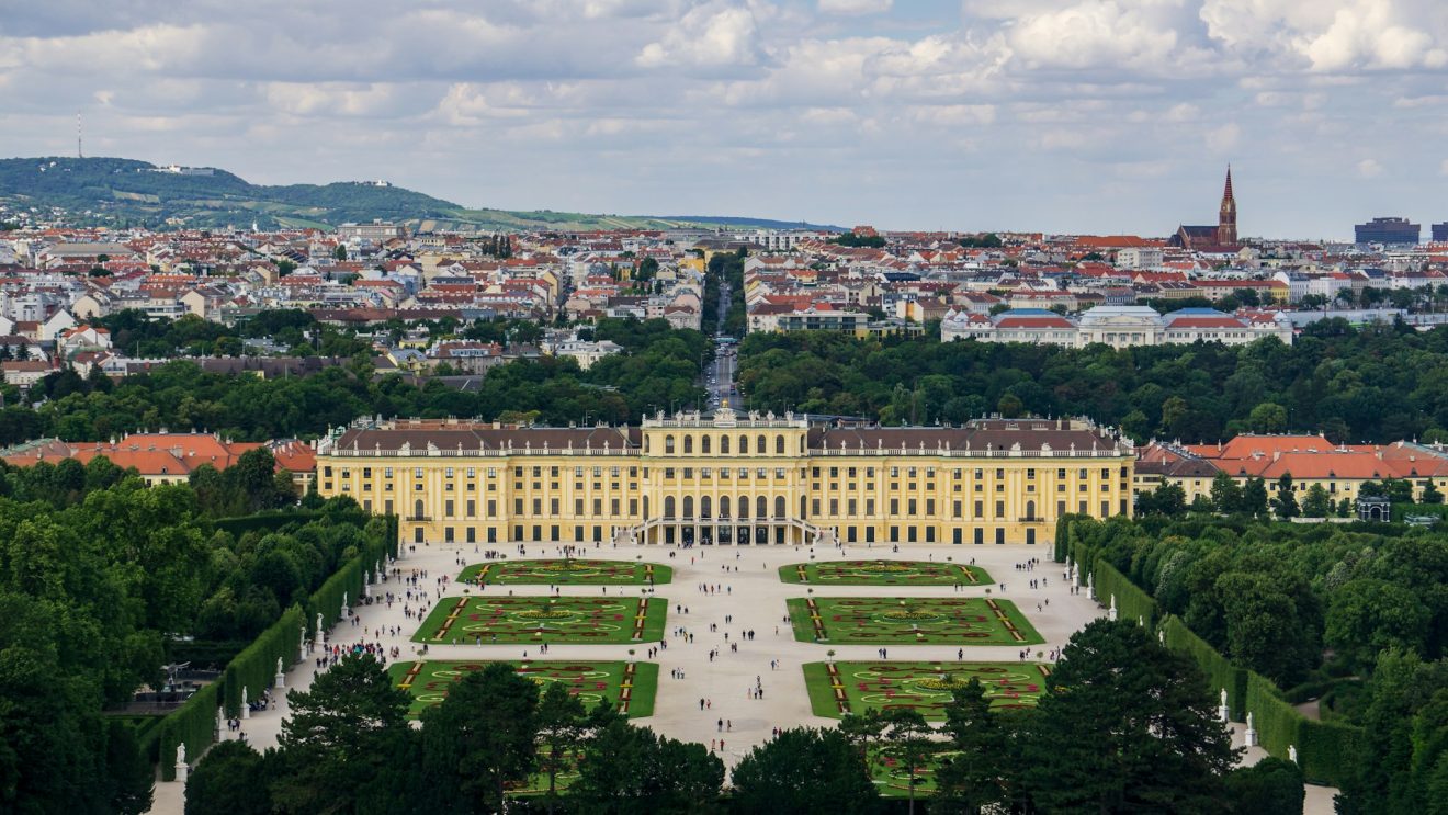 Zdjęcie przedstawia zabytkową architekturę Wiednia
