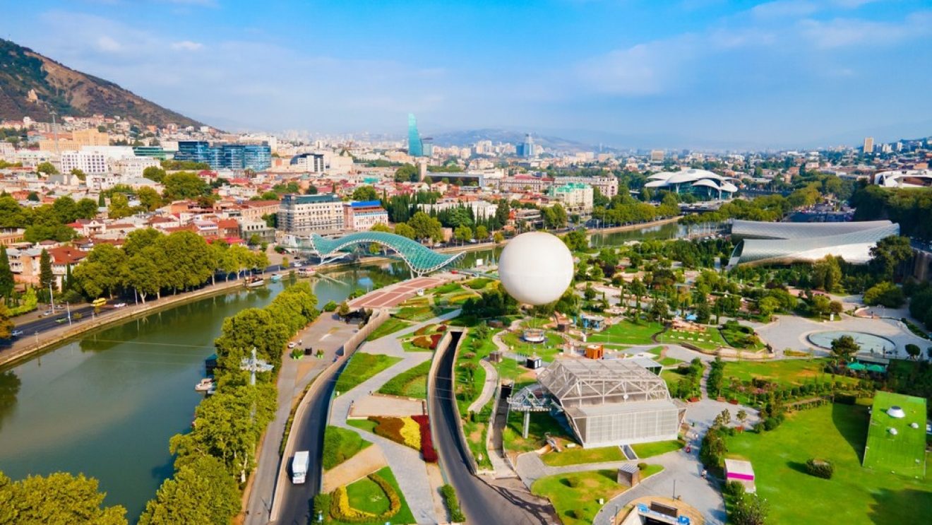 zdjęcie przedstawia panoramę Tbilisi