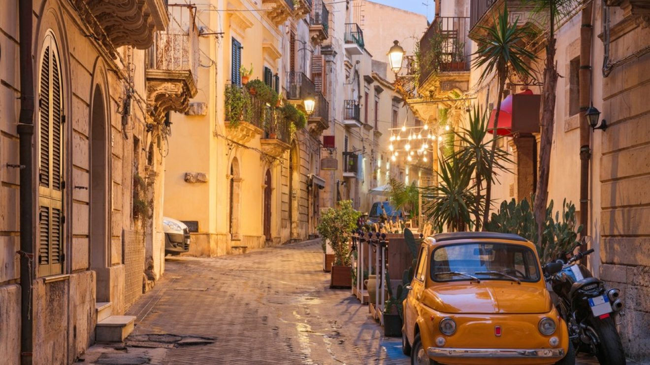 Syracuse,,Italy,Cityscape,And,Street,Scene,At,Twilight.