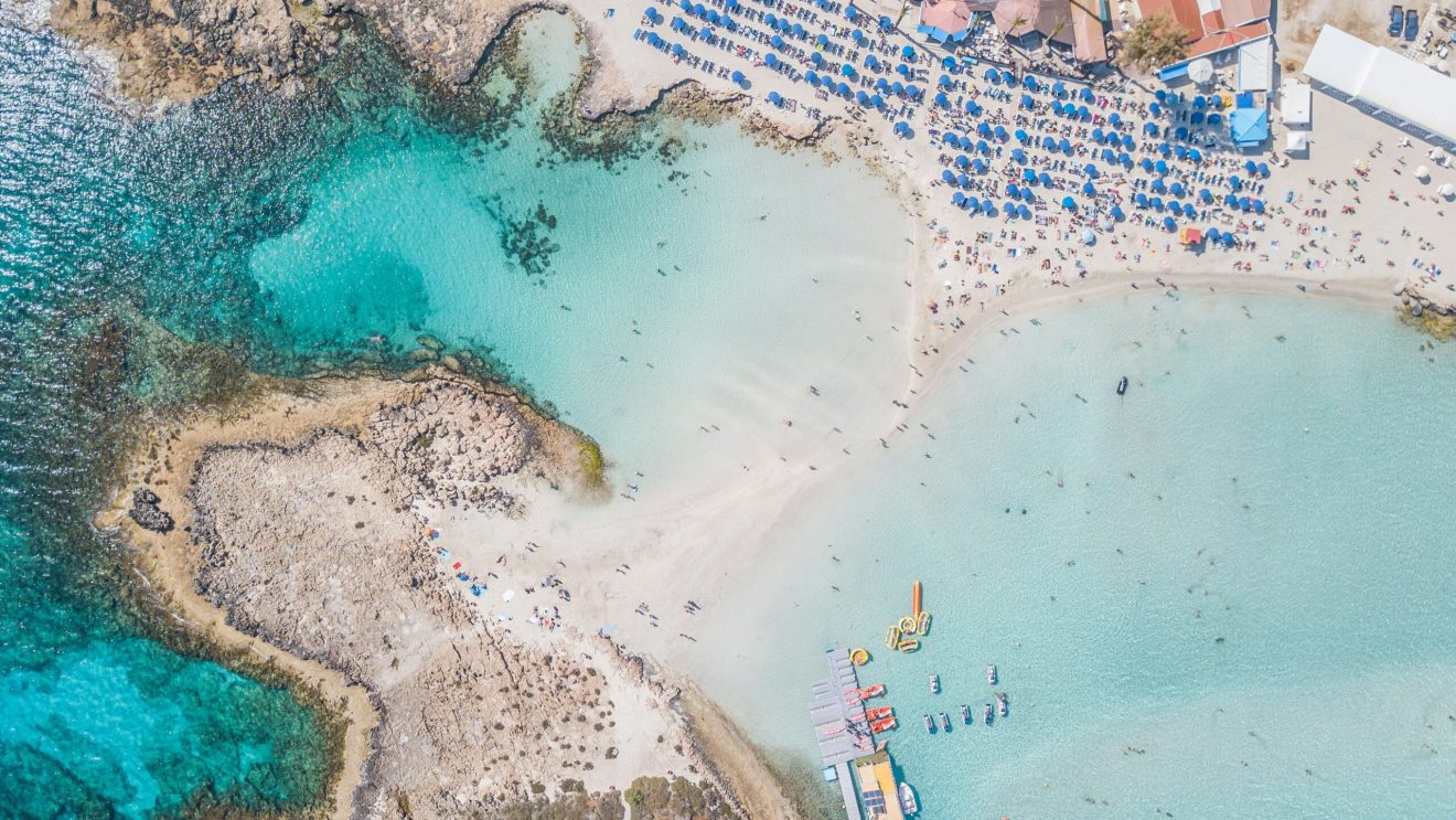 Zdjęcie przedstawia skały oraz plażę Ayia Napa