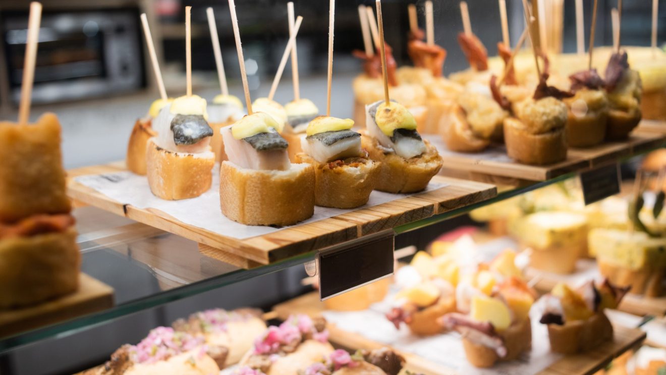 Zdjęcie przedstawia tapas w lokalnych barach na Majorce