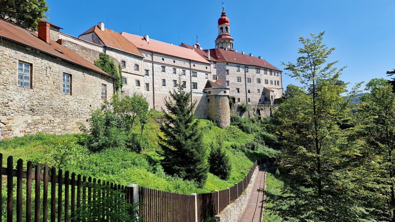 Zdjęcie przedstawia panoramę miasta Náchod