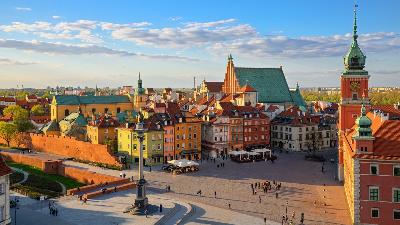 Plac starówki warszawskiej z kolumną i panoramą z lotu ptaka