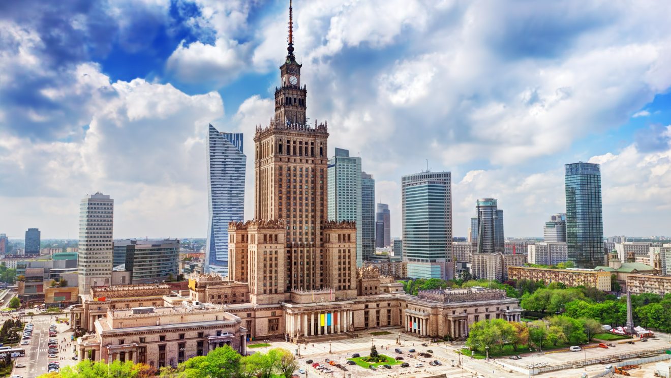 Na środku placu potężny pałać