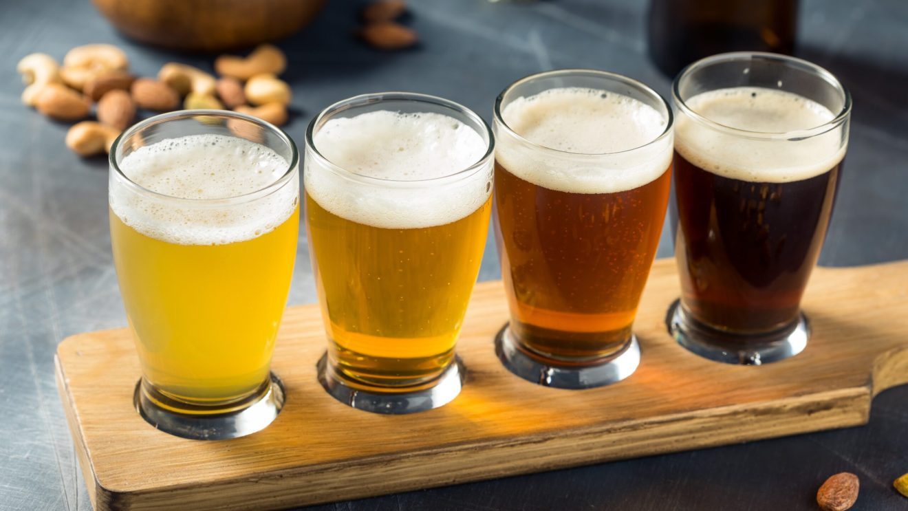 Zdjęcie przedstawia kilka rodzajów piwa do degustacji