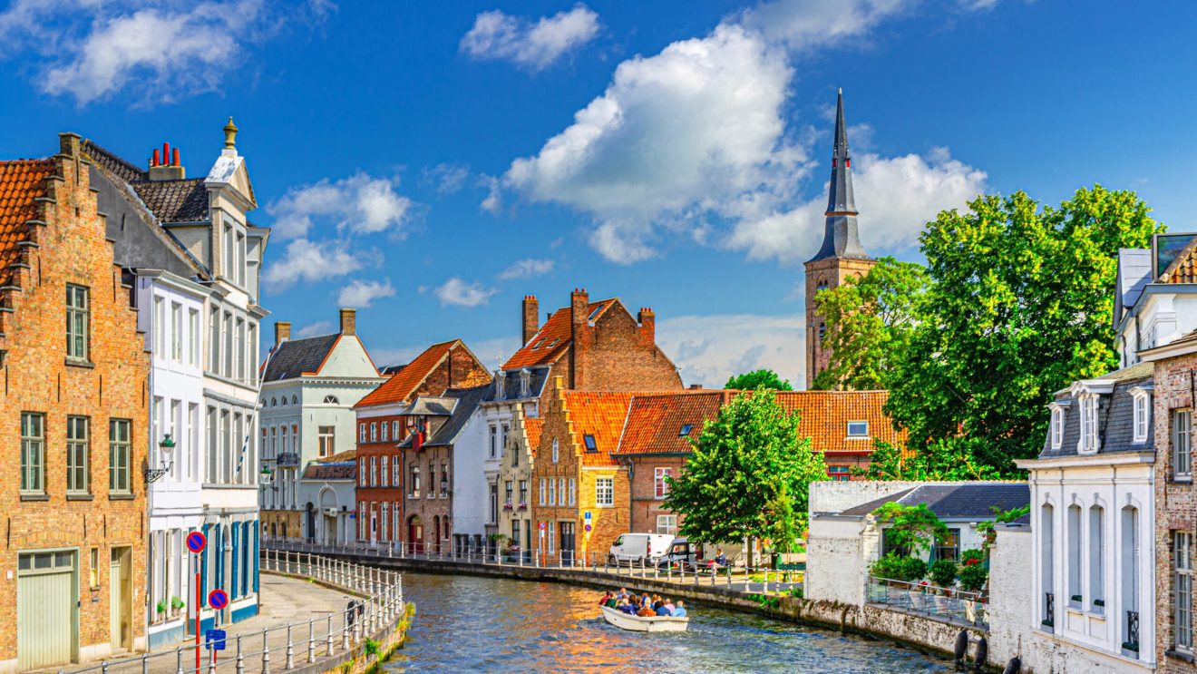 Bruges,Cityscape,,Sint,Annarei,Water,Canal,With,Tourists,Boat,,Medieval