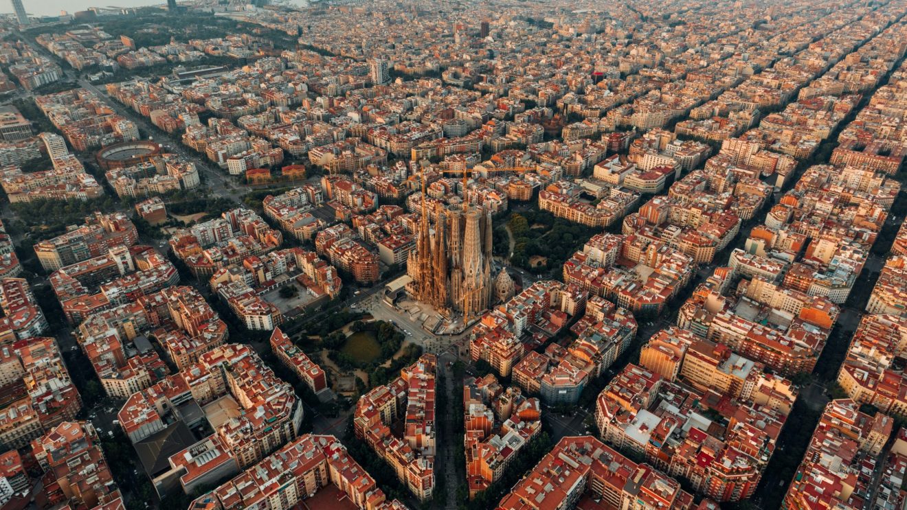 zdjęcie przedstawia Barcelonę z lotu ptaka
