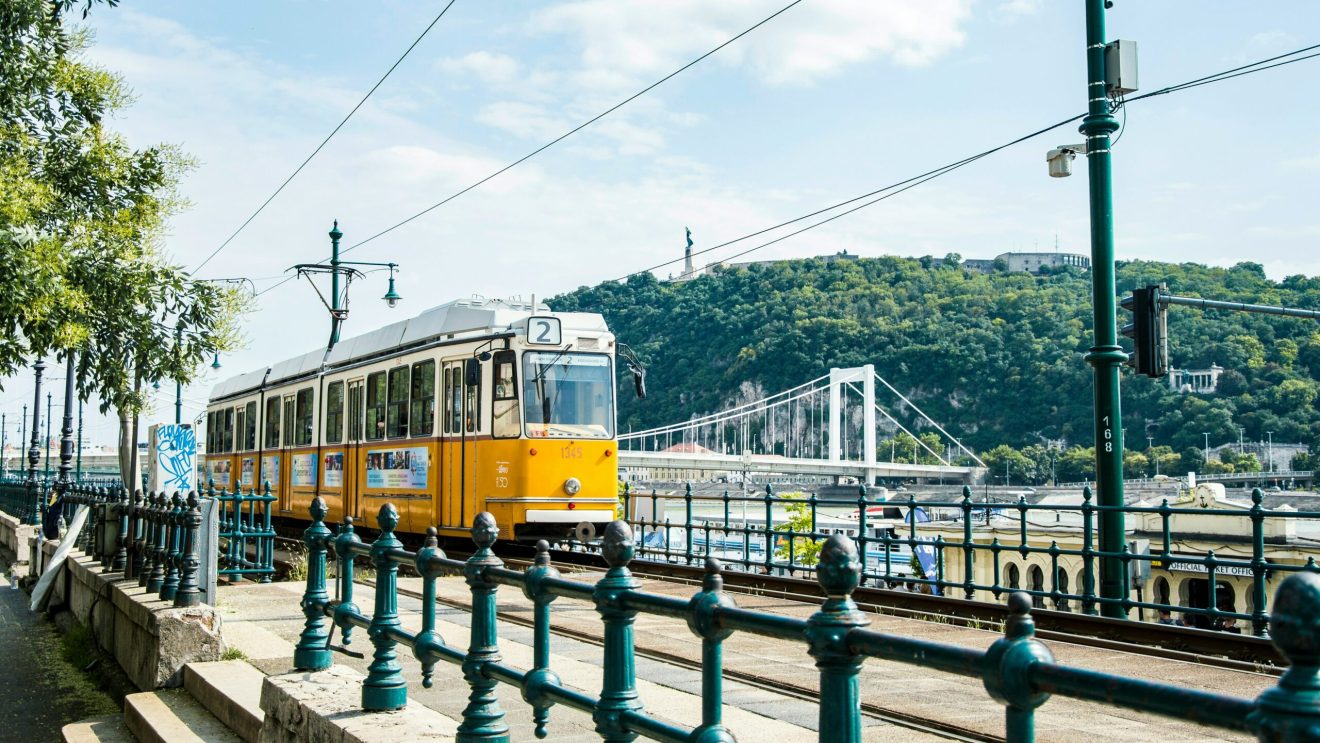 na zdjęciu widać tramwaj w Budapeszcie