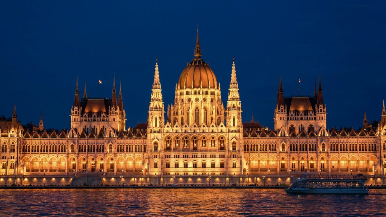 zdjęcie przedstawia nocną panoramę Budapesztu