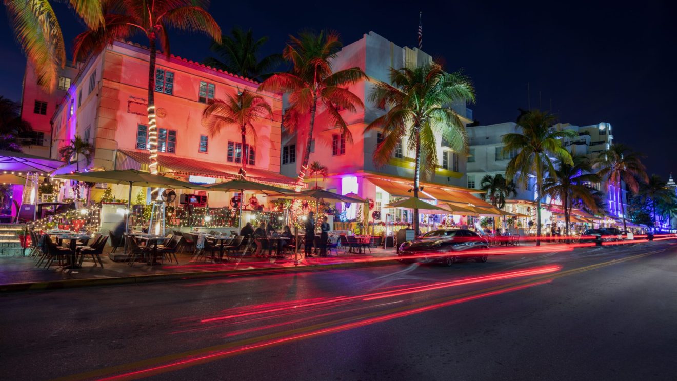zdjęcie przedstawia wieczorne Miami