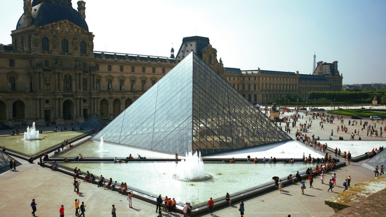 Zdjęcie przedstawia Louvre