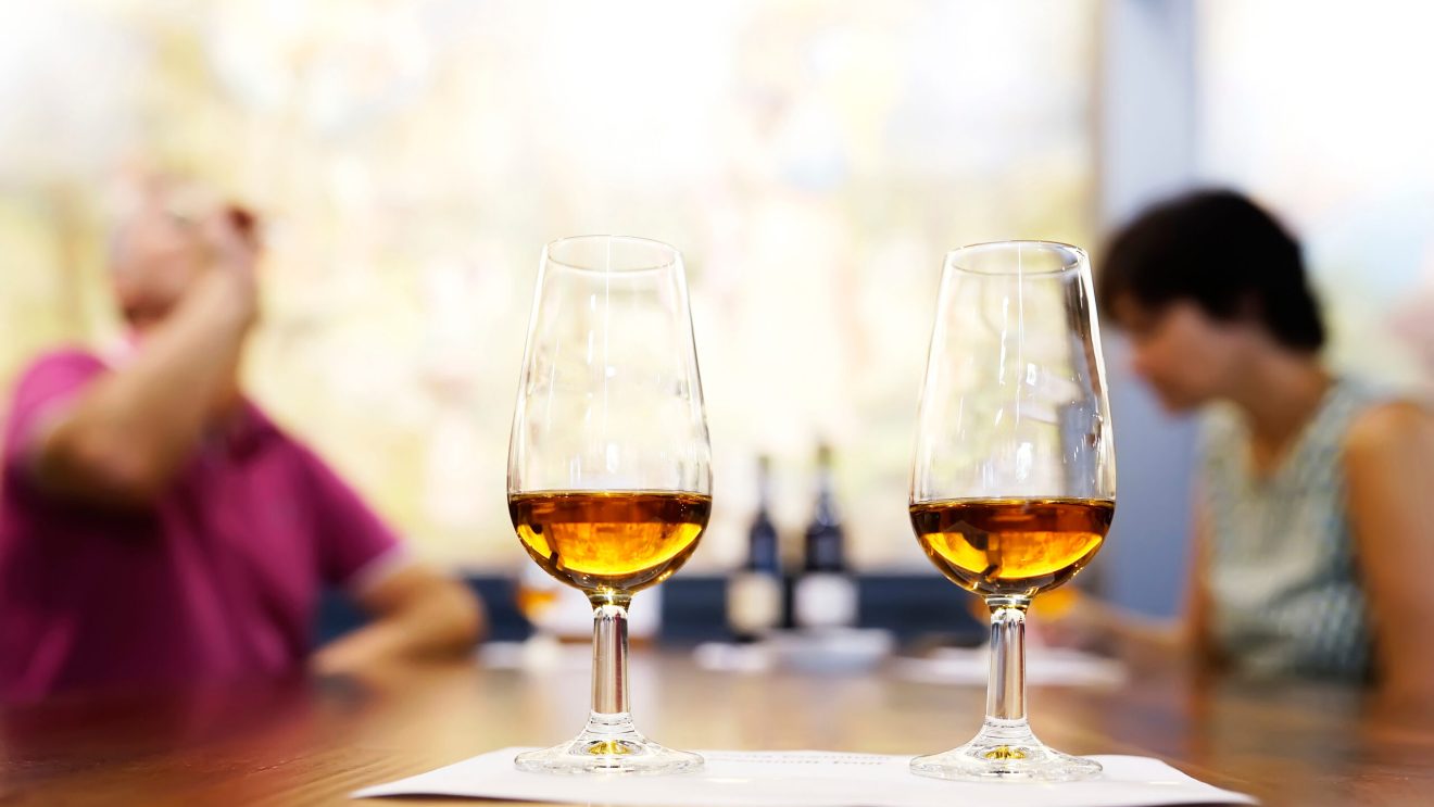 zdjęcie przedstawia degustację madery