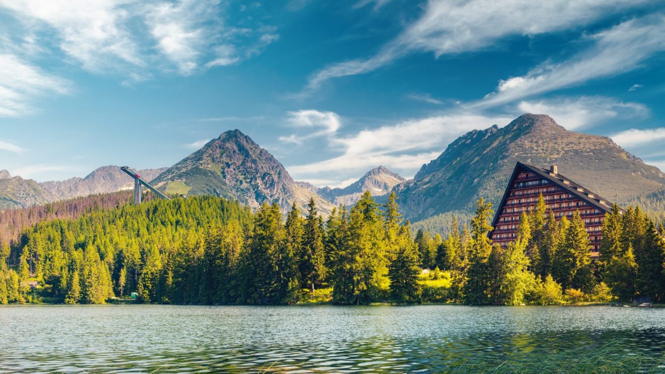 zdjęcie przedstawia jezioro Strbske Pleso
