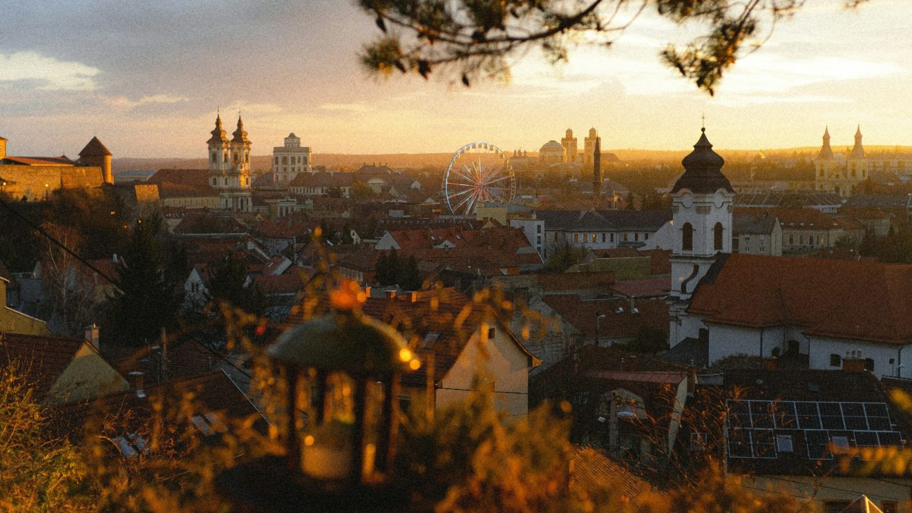 zdjęcia przedstawia panoramę Egeru